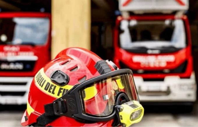 Cinisello Balsamo, incendio al confine con Sesto San Giovanni: evacuate 30 persone