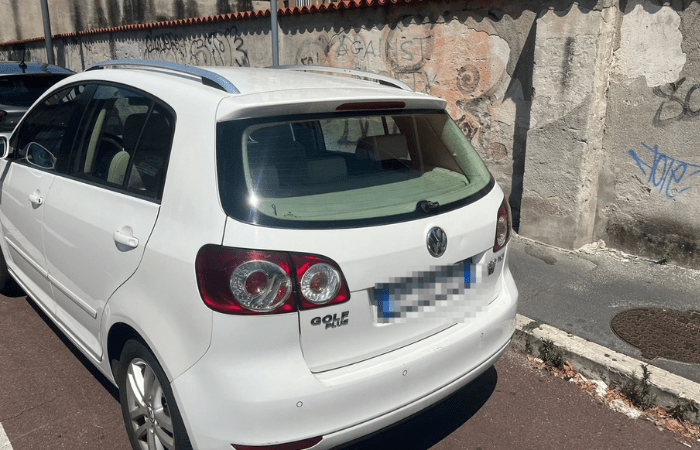 Sesto San Giovanni, follia in piazza Oldrini: disrutti i tergicristalli di decine di auto - FOTO