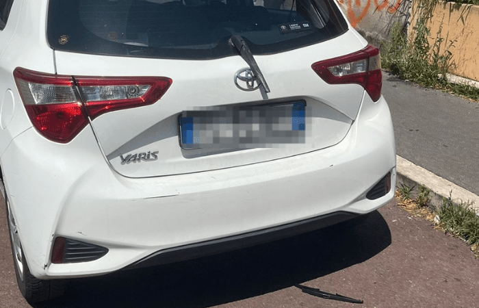 Sesto San Giovanni, follia in piazza Oldrini: disrutti i tergicristalli di decine di auto - FOTO