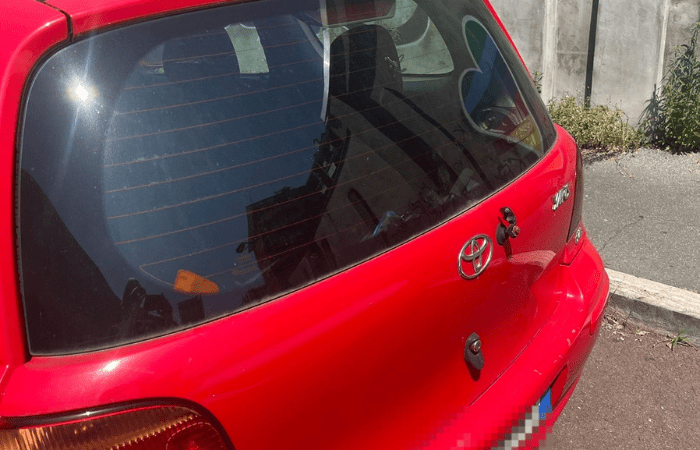 Sesto San Giovanni, follia in piazza Oldrini: disrutti i tergicristalli di decine di auto - FOTO