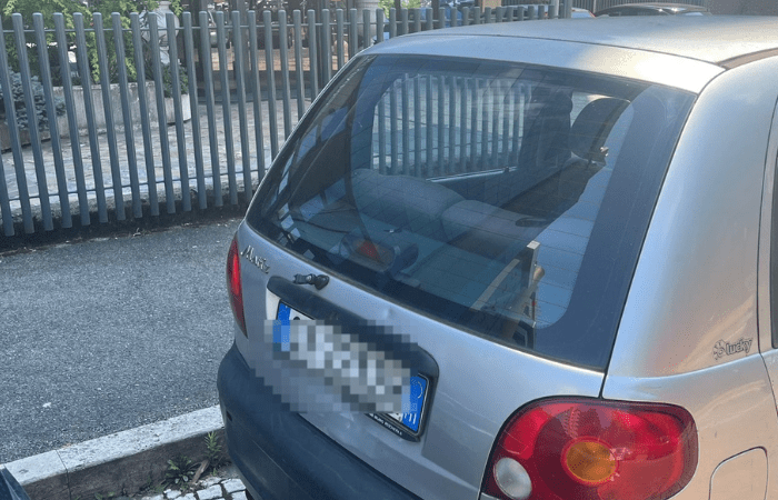 Sesto San Giovanni, follia in piazza Oldrini: disrutti i tergicristalli di decine di auto - FOTO