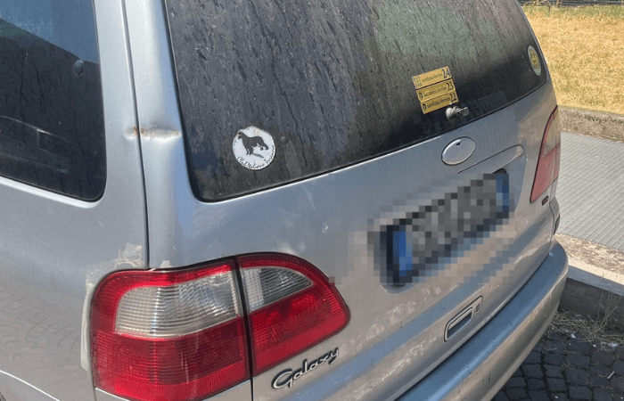 Sesto San Giovanni, follia in piazza Oldrini: disrutti i tergicristalli di decine di auto - FOTO