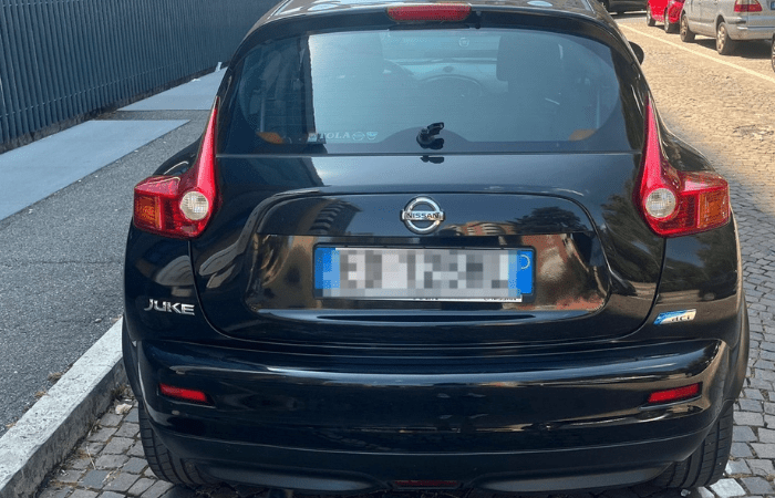 Sesto San Giovanni, follia in piazza Oldrini: disrutti i tergicristalli di decine di auto - FOTO