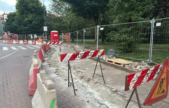 Sesto San Giovanni, lavori di asfaltatura davanti alle scuole Breda