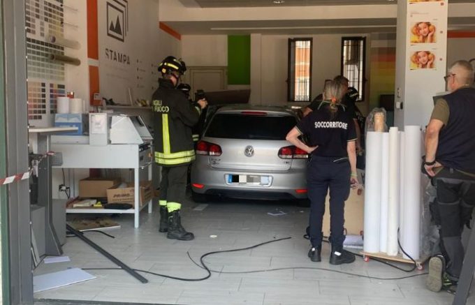 Cinisello Balsamo, auto sfonda la vetrina di un negozio: intervengono i Carabinieri di Sesto San Giovanni