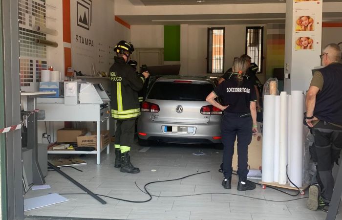 Cinisello Balsamo, auto sfonda la vetrina di un negozio: intervengono i Carabinieri di Sesto San Giovanni