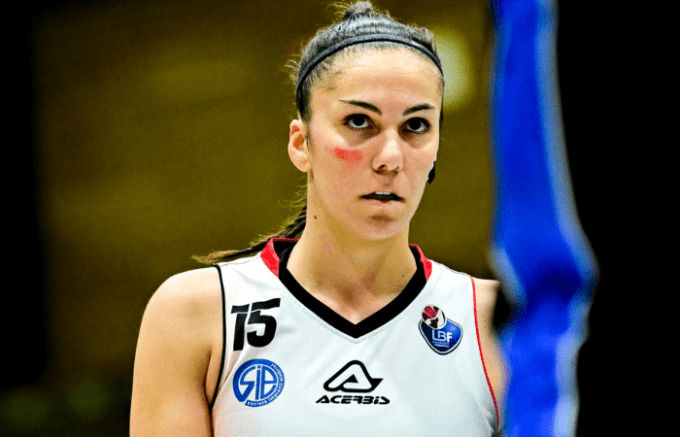 Sesto San Giovanni, capitan Beatrice Barberis saluta il Geas Basket