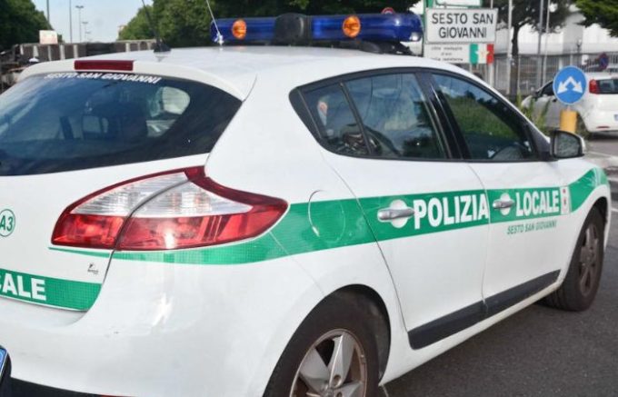 Sesto San Giovanni, cane chiuso in auto sotto il sole: salvato dalla Polizia locale