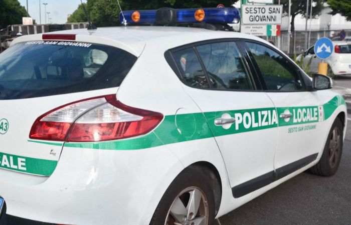Sesto San Giovanni, cane chiuso in auto sotto il sole: salvato dalla Polizia locale