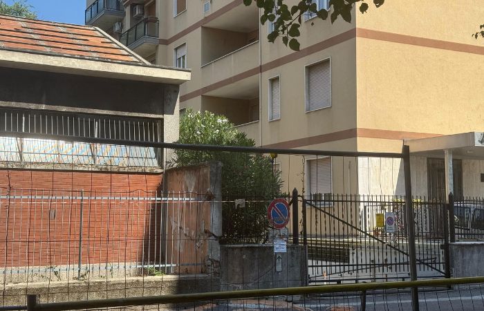 Giallo al confine tra Sesto San Giovanni e Cinisello: donna precipita dal secondo piano