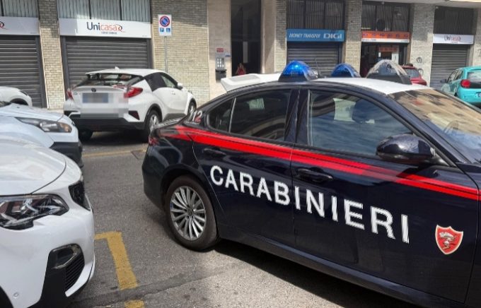 Sesto San Giovanni, chiama i carabinieri minacciando gesto estremo: salvata una donna