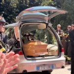 Sesto San Giovanni: ultimo saluto a Claudio, pompiere morto nel rogo della sua auto