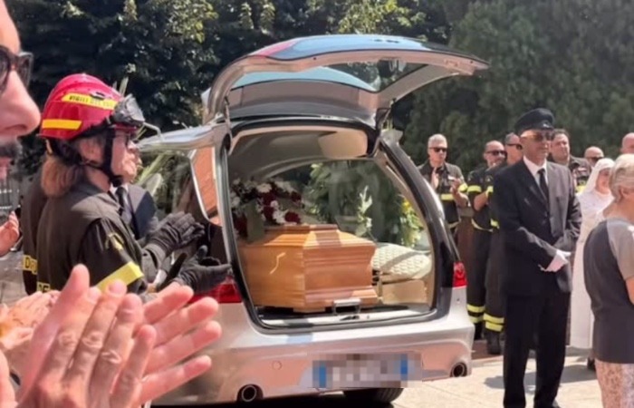 Sesto San Giovanni: ultimo saluto a Claudio, pompiere morto nel rogo della sua auto