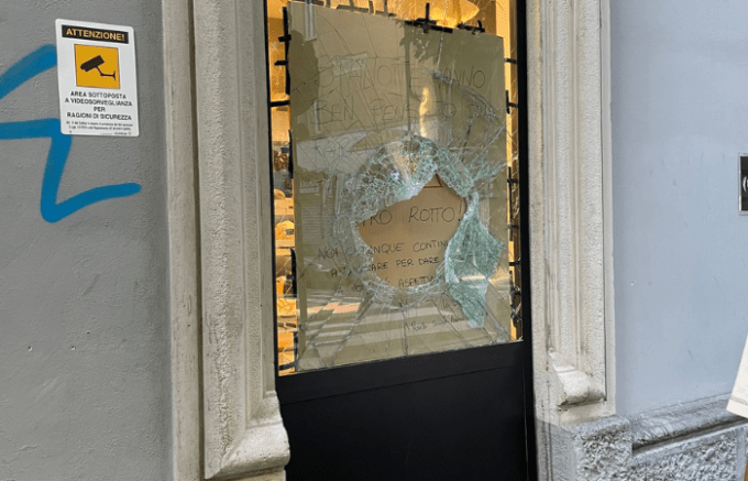 Sesto San Giovanni, nuova notte di atti vandalici: distrutta la vetrina di una panetteria