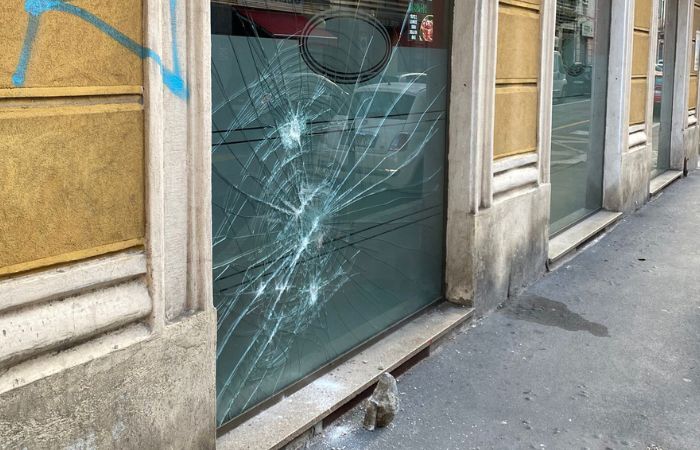 Sesto San Giovanni, danneggiati due esercizi in zona Trento e Trieste: vetrine distrutte