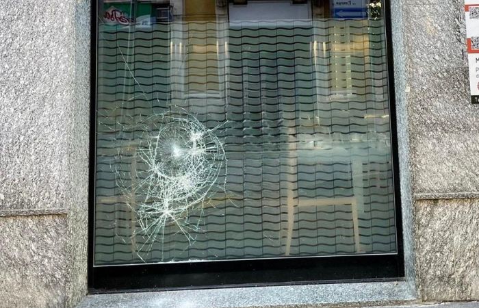 Sesto San Giovanni, danneggiati due esercizi in zona Trento e Trieste: vetrine distrutte