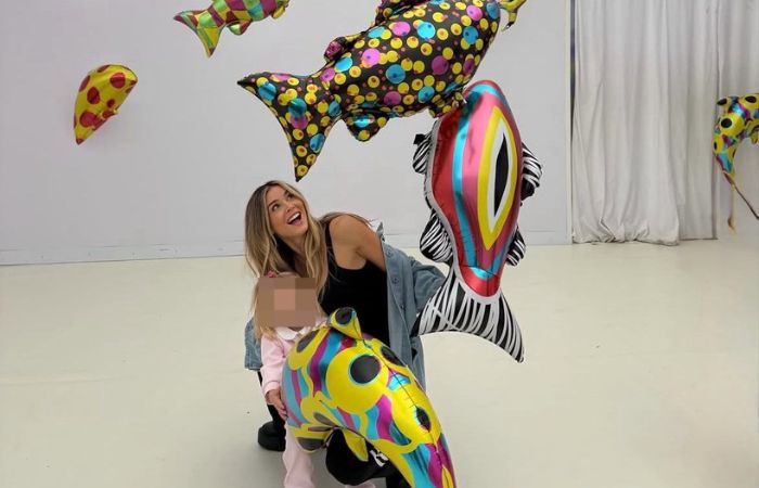 Diletta Leotta con la figlia Aria al Balloon Museum di Sesto