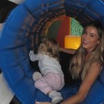 Diletta Leotta con la figlia Aria al Balloon Museum di Sesto
