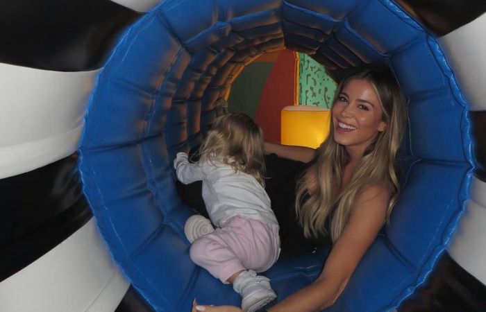 Diletta Leotta con la figlia Aria al Balloon Museum di Sesto