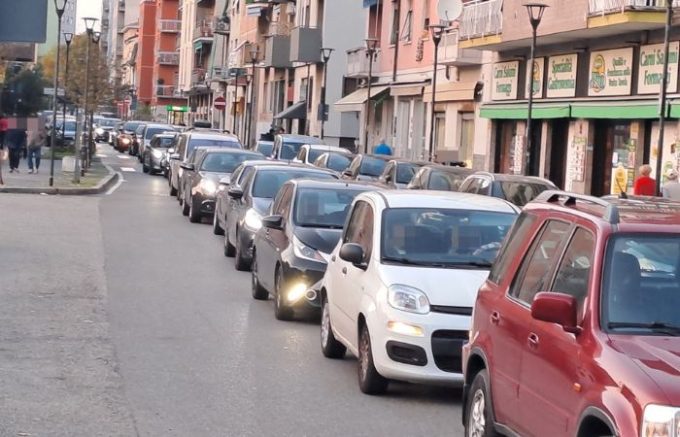 Sesto San Giovanni, traffico e lunghe code dopo la chiusura del tratto di viale Gramsci