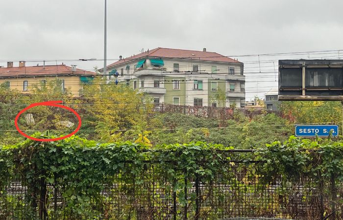 Materassi lanciati dal cavalcavia a ridosso dei binari a Sesto San Giovanni: la denuncia