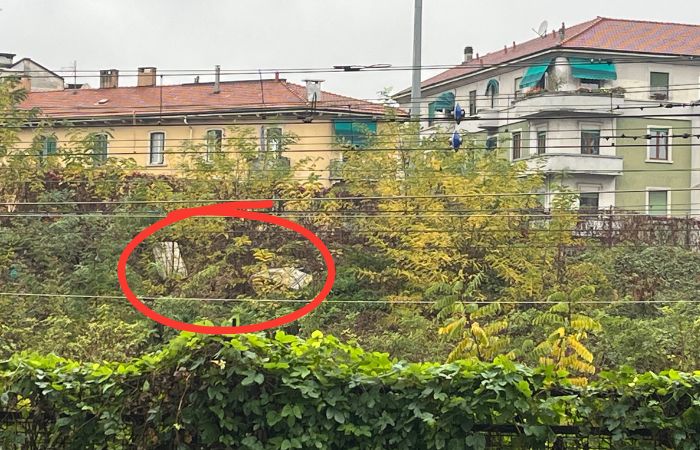 Materassi lanciati dal cavalcavia a ridosso dei binari a Sesto San Giovanni: la denuncia