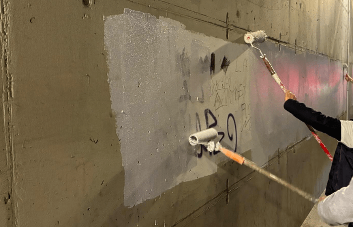 Sesto San Giovanni, sottopassi ripuliti dai volontari: coperte scritte vandaliche