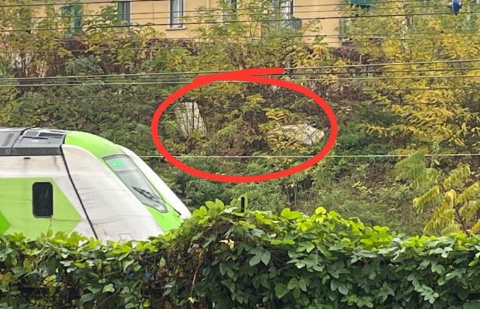Materassi lanciati dal cavalcavia a ridosso dei binari a Sesto San Giovanni: la denuncia