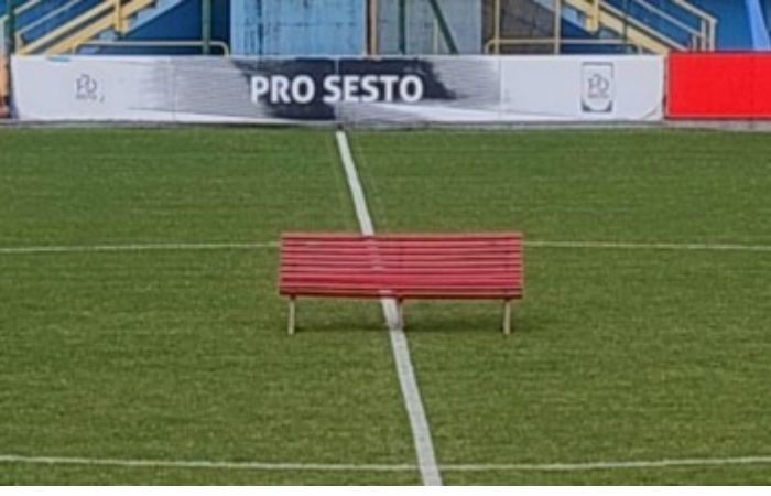 Sesto San Giovanni, al Breda una panchina rossa donata da Fondazione La Pelucca