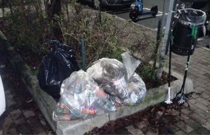I cittadini di Sesto San Giovanni in strada per raccogliere i rifiuti