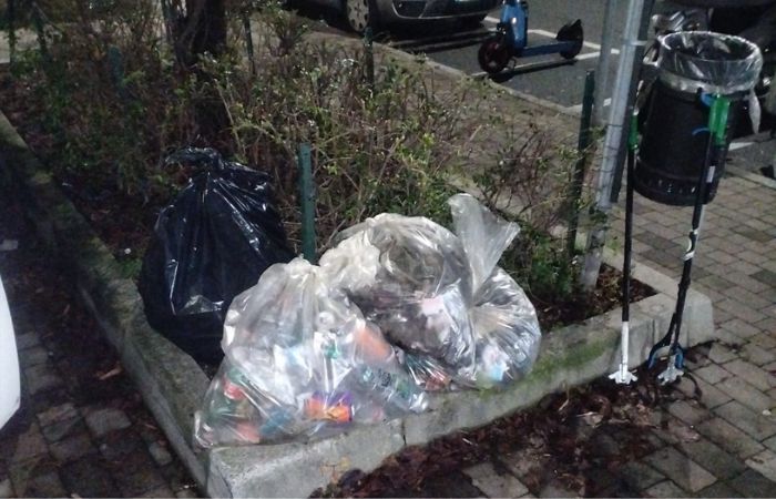 I cittadini di Sesto San Giovanni in strada per raccogliere i rifiuti