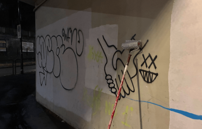 Sesto San Giovanni, sottopassi ripuliti dai volontari: coperte scritte vandaliche