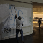 Sesto San Giovanni, sottopassi ripuliti dai volontari: coperte scritte vandaliche