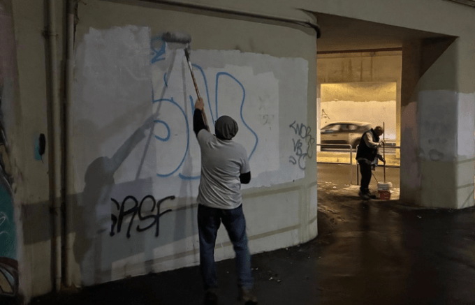 Sesto San Giovanni, sottopassi ripuliti dai volontari: coperte scritte vandaliche