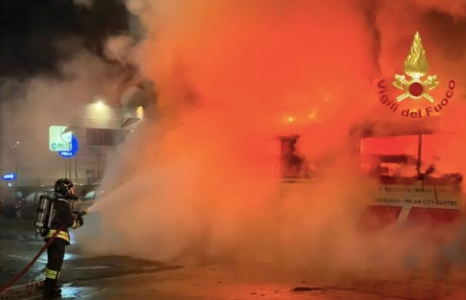 Autobus prende fuoco a Sesto San Giovanni, salvo l'autista