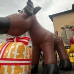 Una renna gigante in centro a Sesto San Giovanni