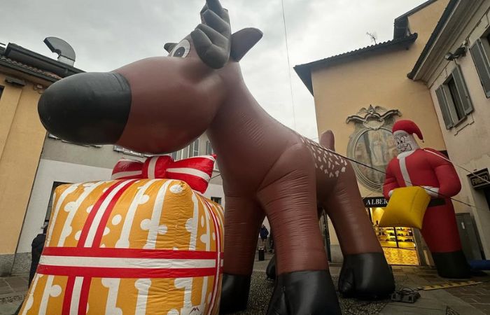Una renna gigante in centro a Sesto San Giovanni