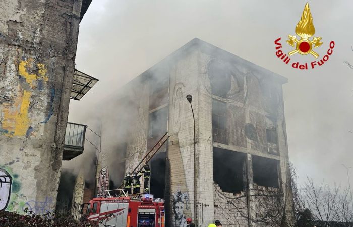 Edificio in fiamme a Cormano, vigili del fuoco salvano 4 persone