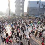 Carnevale a Sesto San Giovanni: sbandieratori e ballerini brasiliani in piazza Oldrini