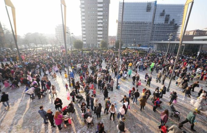 Carnevale a Sesto San Giovanni: sbandieratori e ballerini brasiliani in piazza Oldrini