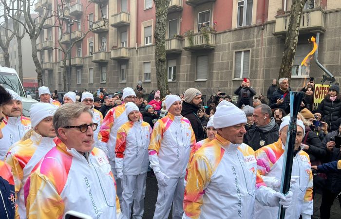 Folla oceanica a Sesto San Giovanni per la Fiamma Olimpica