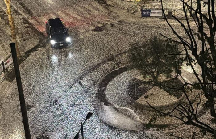 Grandinata a Sesto San Giovanni, strade imbiancate dai chicchi