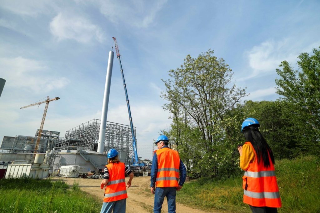 Sesto San Giovanni, installato il camino della linea fanghi della biopiattaforma