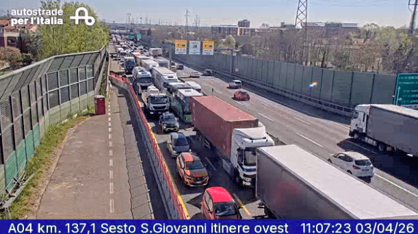 Tragedia sull'A4, motociclista perde la vita dopo caduta
