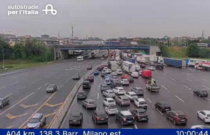 Autostrada A4: autobus guasto all'altezza di Sesto San Giovanni, traffico rallentato