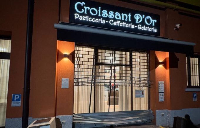 Tentato furto la scorsa notte nella storica pasticceria Croissant d’Or di Sesto San Giovanni. A denunciare l’accaduto sono stati i titolari della pasticceria con un post sui social.