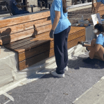 Sesto San Giovanni, giovani al lavoro per sistemare le panchine di piazza Petazzi