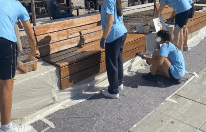 Sesto San Giovanni, giovani al lavoro per sistemare le panchine di piazza Petazzi