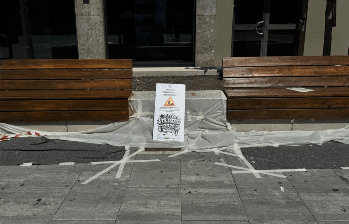 Sesto San Giovanni, giovani al lavoro per sistemare le panchine di piazza Petazzi