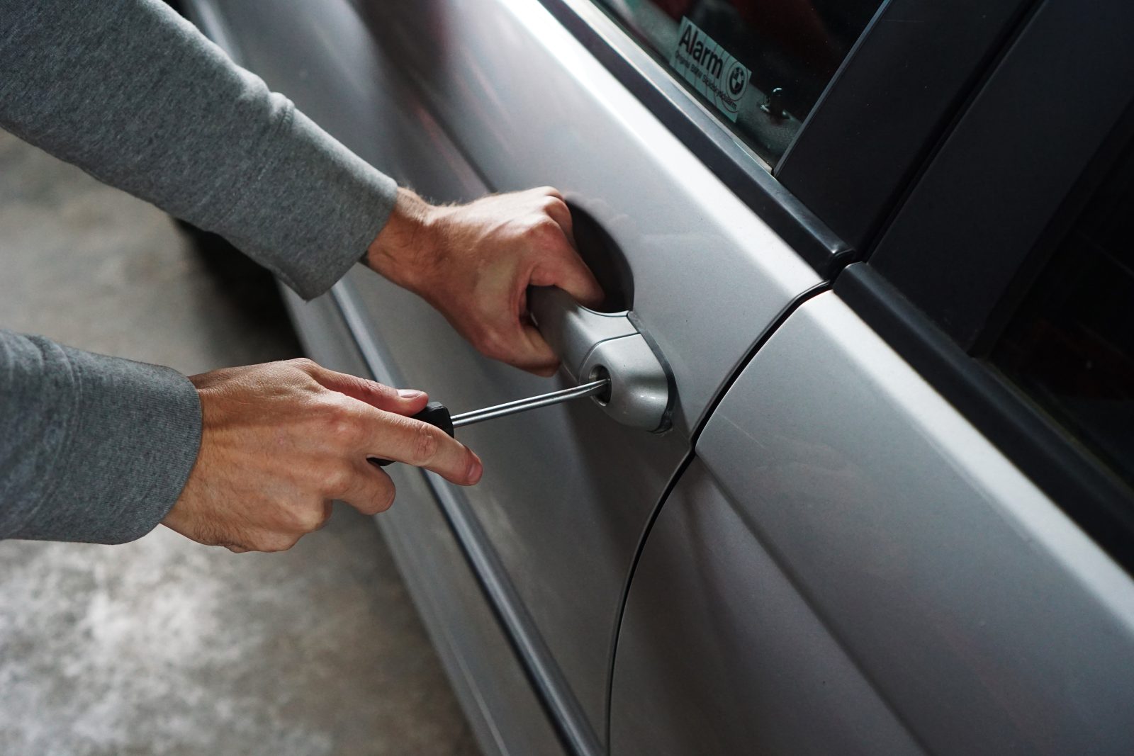 Sesto San Giovanni, furti di notte nelle automobili: denunciati